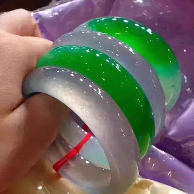 富豪花一亿买赝品意外赚10亿视频,上千万老坑帝王绿翡翠观音