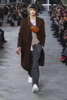 你花1000块买的包，背上却像卖菜的