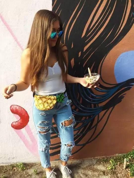 你花1000块买的包，背上却像卖菜的