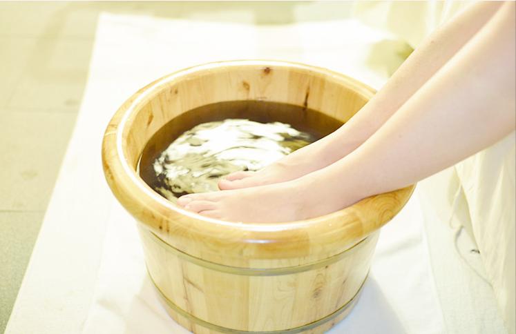 每天晚上艾草艾叶泡脚坚持2个月,用艾草泡脚半年身体什么变化