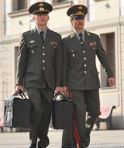 英姿飒爽，那些穿军装迷死人的男神们