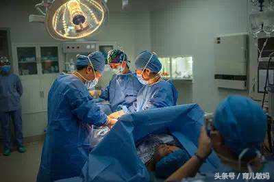 21岁孕妇死活要求剖腹产,医生问出原因后,老公却说这很正常