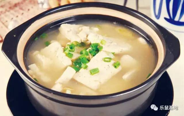 尽管经历了千百年，但你依然不能抵挡砂锅的醇香诱惑