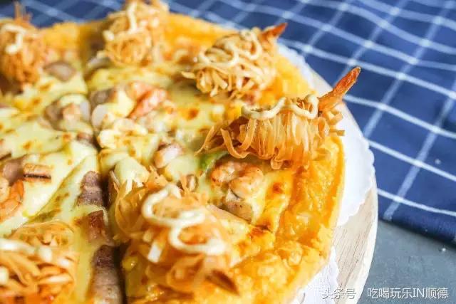 汪涵吴秀波关之琳宋茜刷爆票圈时，这个镶金边的pizza却火了