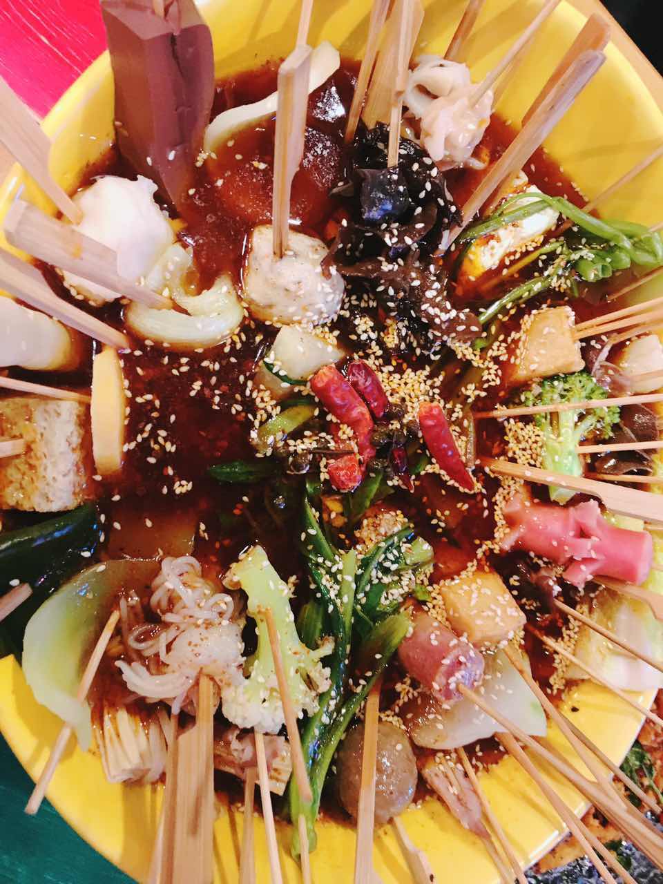 脚步丈量风情，在北京胡同里遇见嘻嘻辣串儿啤—嘻嘻辣东直门店记