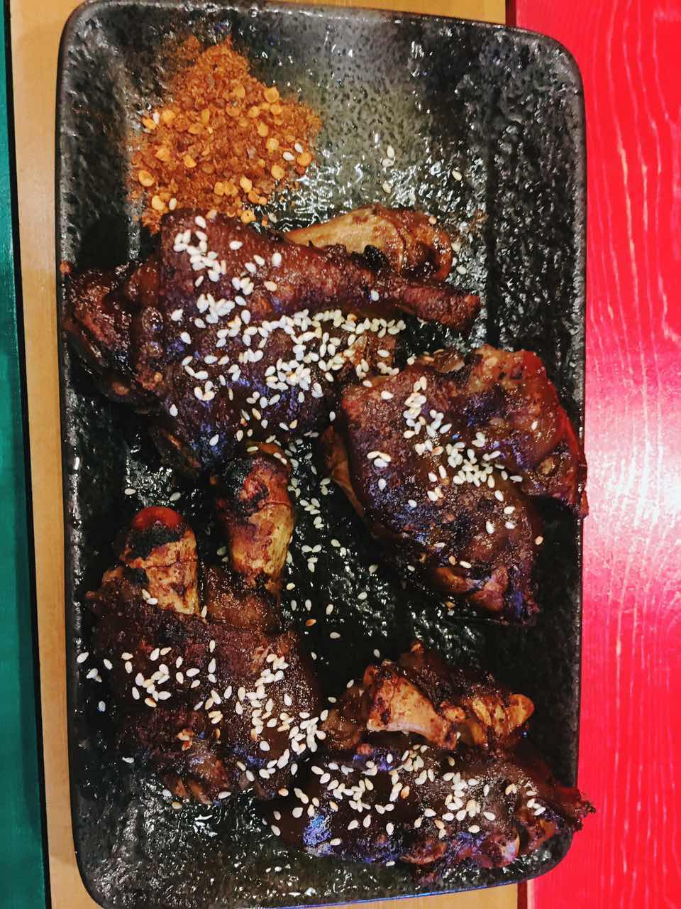 脚步丈量风情，在北京胡同里遇见嘻嘻辣串儿啤—嘻嘻辣东直门店记