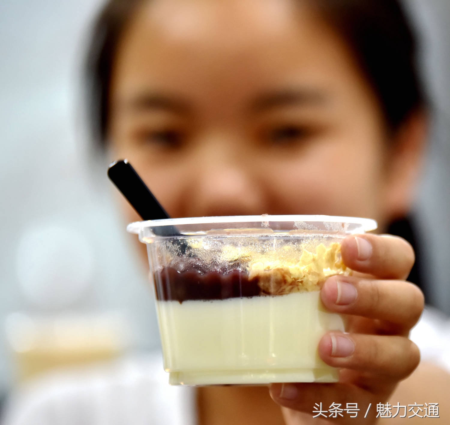 清凉一夏酷暑来袭,清凉一夏送冷饮视频