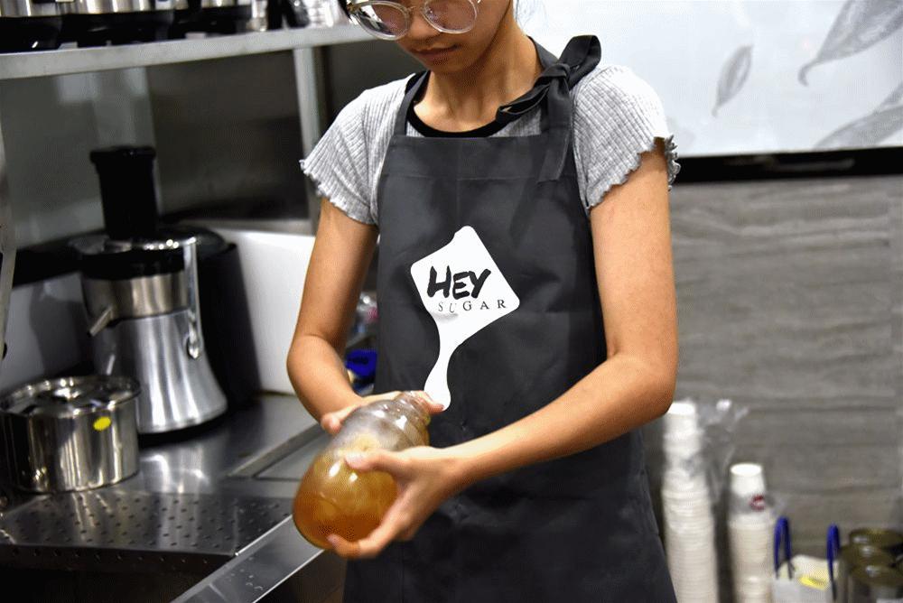 清凉一夏酷暑来袭,清凉一夏送冷饮视频