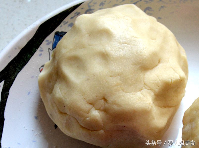 在家也能做出酥得掉渣的鲜花饼,玫瑰鲜花饼白玉酥皮