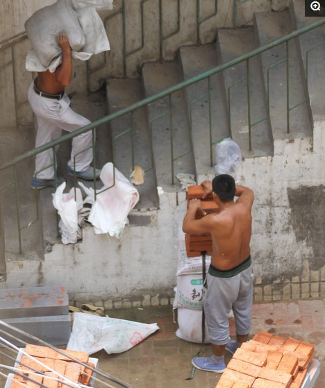 工地上农民工40度高温的真实生活,高温天气打工人的日常生活