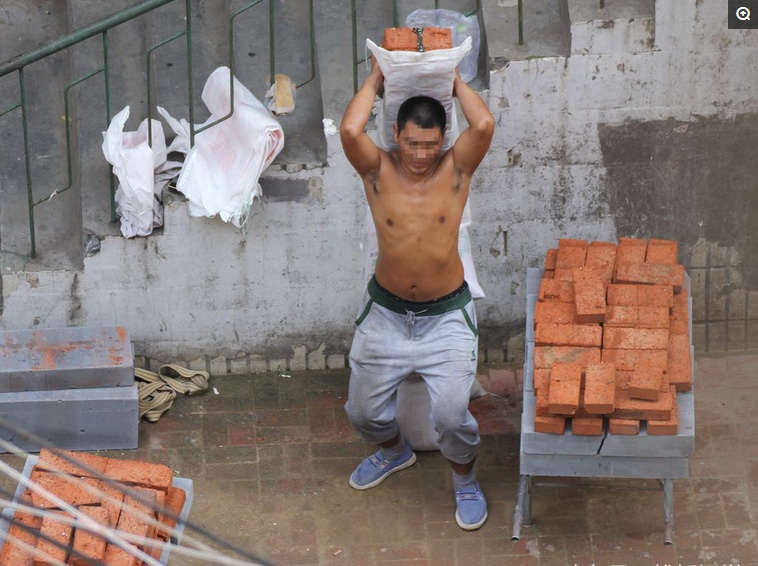 工地上农民工40度高温的真实生活,高温天气打工人的日常生活