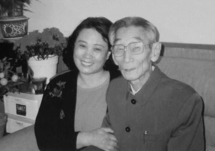 晚年马三立幽默感已深入骨髓，最爱读书写字，题写天津“名流茶馆”保存至今