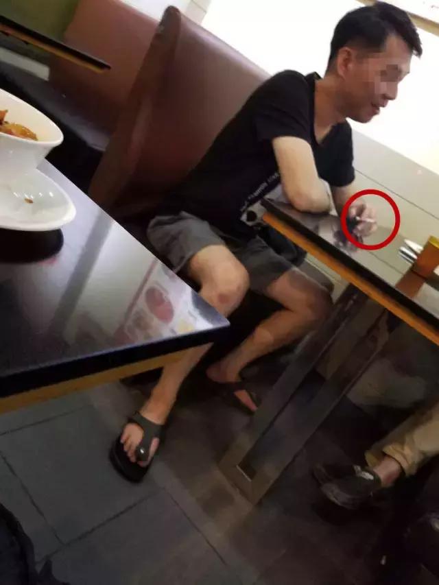 「曝光台」无视病人健康！某医院保安在大门口吸烟