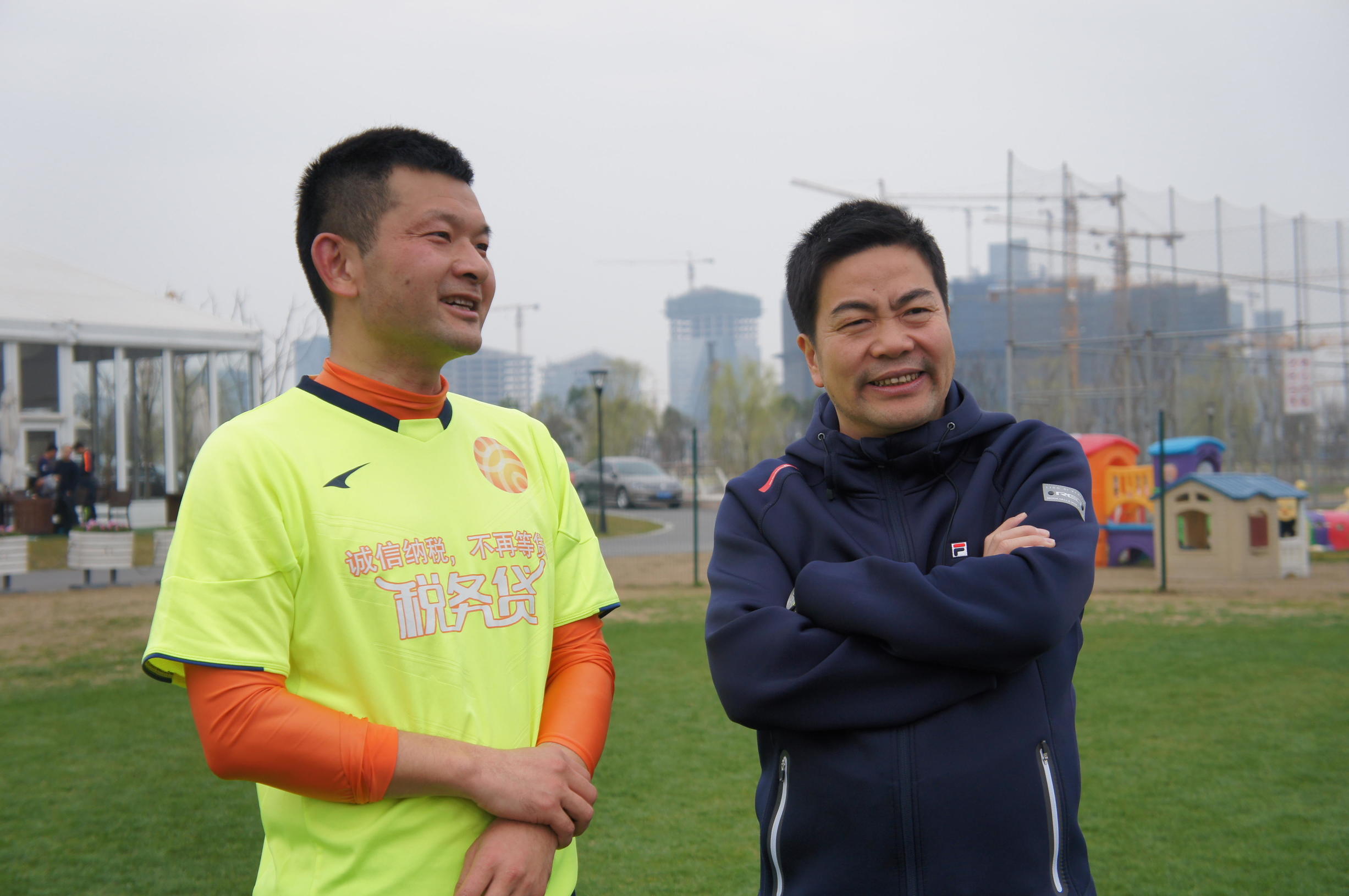 宁波银行“火柴人”足球队战绩突出银行人上球场：薪火相传“正能量”