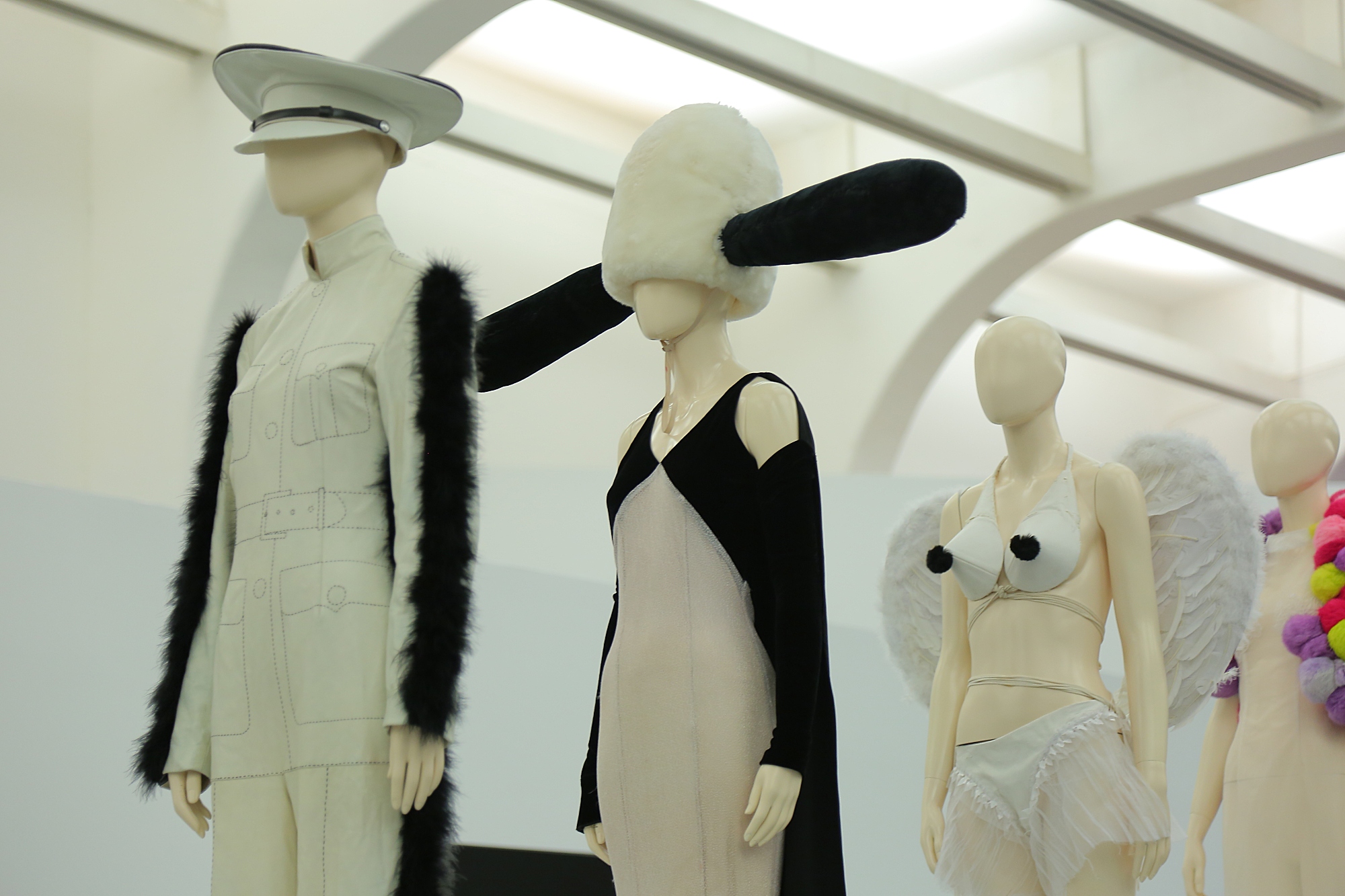 民工、*陪三**小姐、乞丐、同性恋……这些形象,他都用熊猫时装诠释