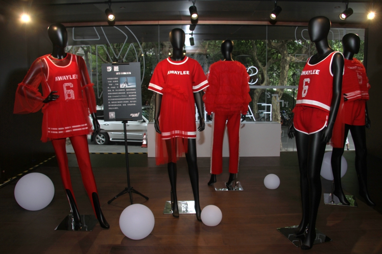 时尚与运动的跨界融合,“设计师眼中的球衣展”上海开幕