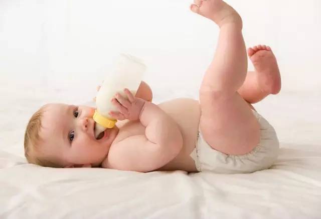 新生儿胀气宝妈应该忌吃什么,新生儿缓解胀气正确姿势