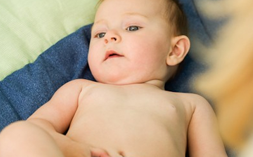 新生儿胀气宝妈应该忌吃什么,新生儿缓解胀气正确姿势