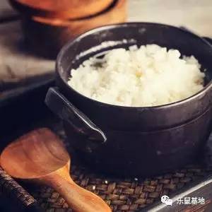 尽管经历了千百年，但你依然不能抵挡砂锅的醇香诱惑