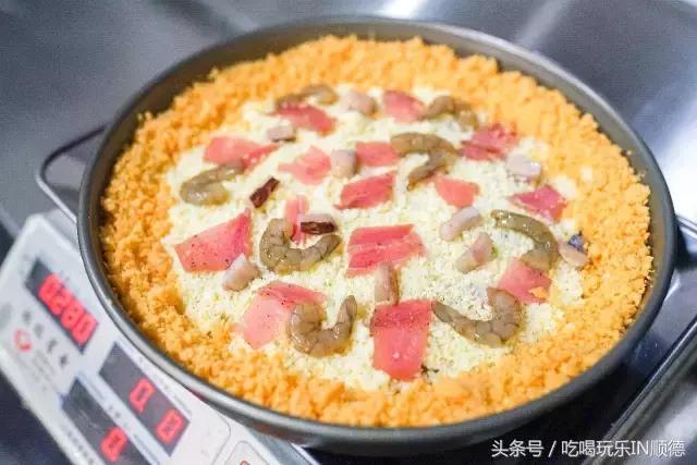 汪涵吴秀波关之琳宋茜刷爆票圈时，这个镶金边的pizza却火了