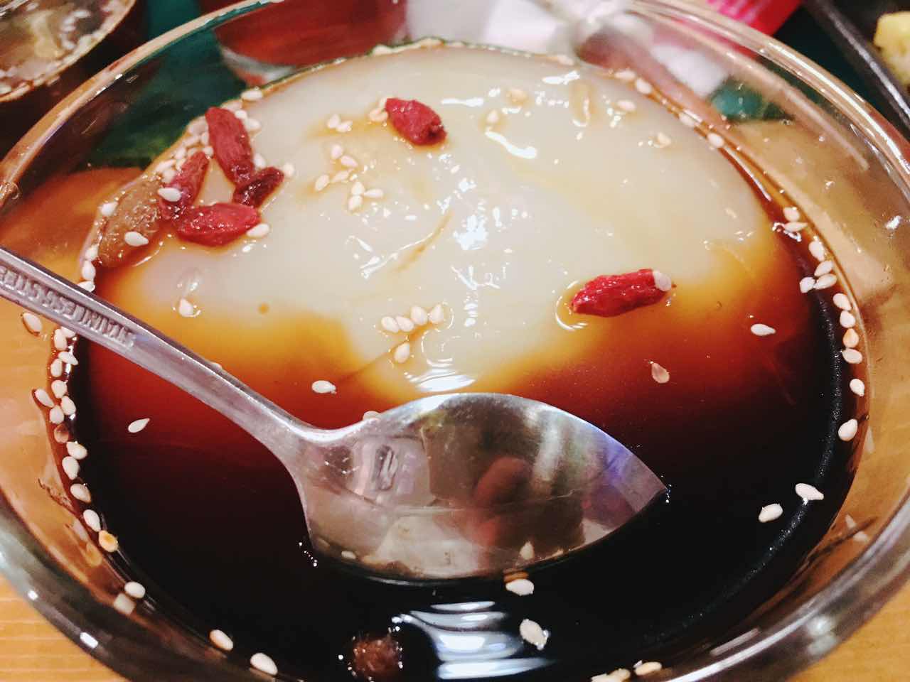 脚步丈量风情，在北京胡同里遇见嘻嘻辣串儿啤—嘻嘻辣东直门店记