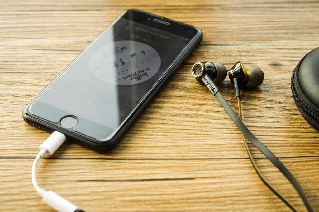 飞利浦FidelioS2，一款音质出色的时尚手机配塞