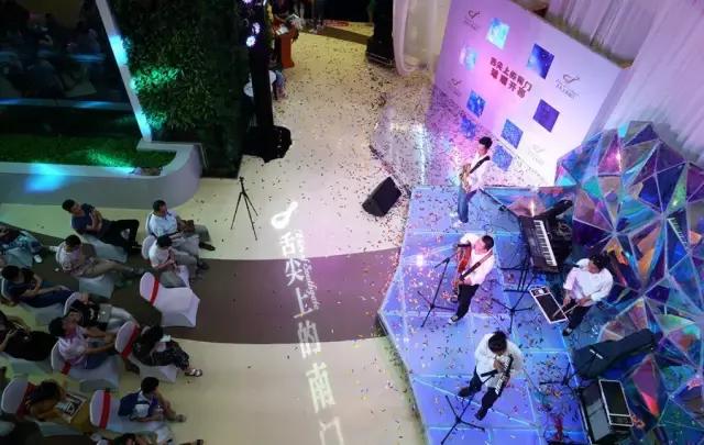 鑸屽皷涓婄殑鍗楅棬,鑸屽皷涓婄殑鍗楅棬缇庨鍥㈣喘