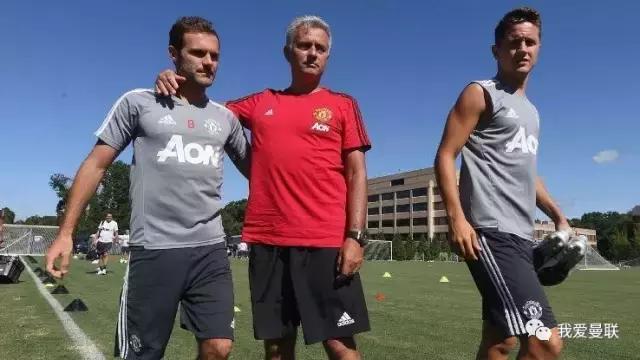 曼联新队魂主动拥抱穆帅,曼联穆帅夏训