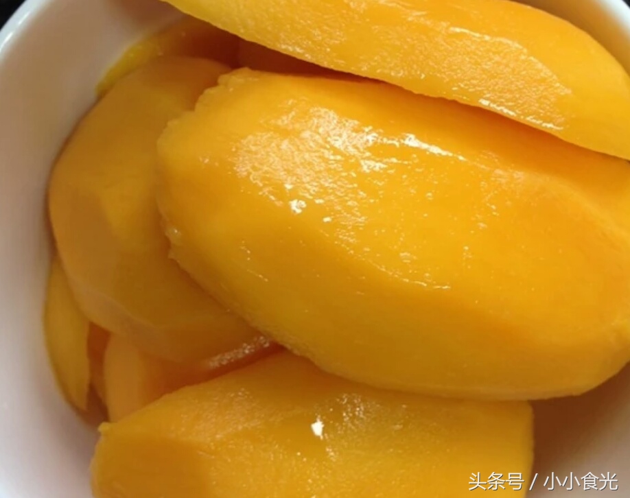 夏天来一份冰凉沁甜的芒果肠粉，满足感一秒爆棚