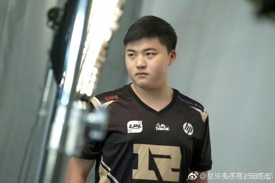 uzi的手是腱鞘炎吗,uzi治疗背部伤病