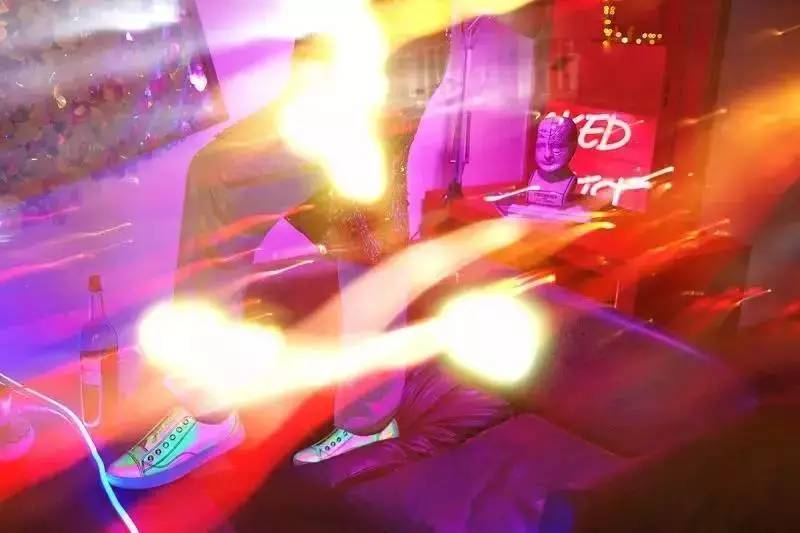 这双发光鞋让仙女们甘愿脱下心爱的恨天高——子君，吴昕都喜欢它