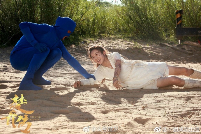 男粉丝不顾酷暑，花1天在海边为赵丽颖堆爱心，被熊娃全部踩坏