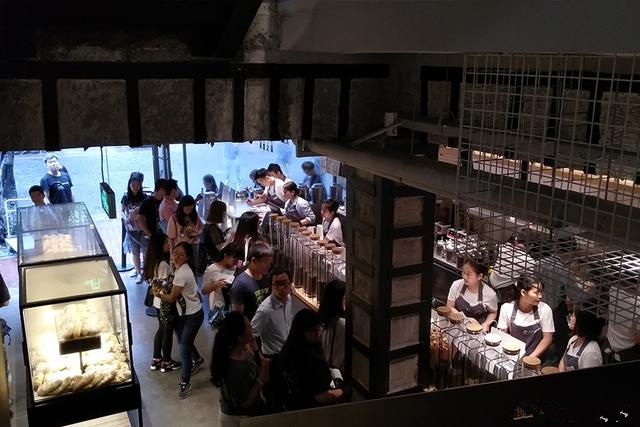 天气再热还是阻挡不了顾客的热情,天气越来越凉生意越来越少