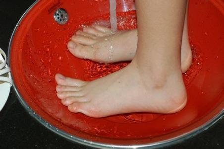 女人有脚气夏天很难受，6个对抗脚气的良心小偏方，值得收藏