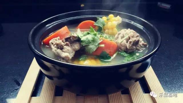 尽管经历了千百年，但你依然不能抵挡砂锅的醇香诱惑