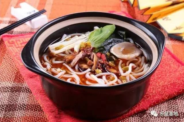 尽管经历了千百年，但你依然不能抵挡砂锅的醇香诱惑