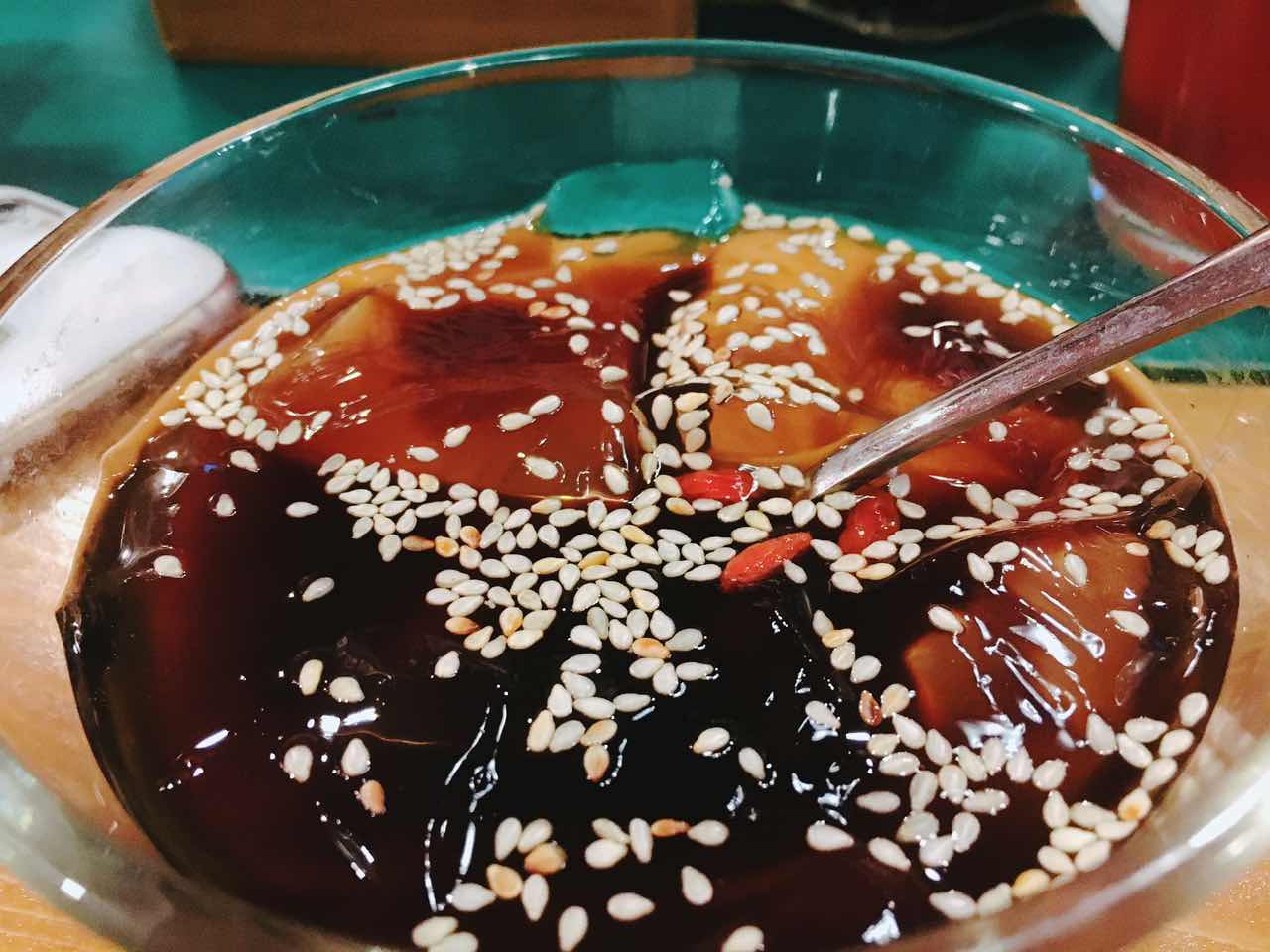 脚步丈量风情，在北京胡同里遇见嘻嘻辣串儿啤—嘻嘻辣东直门店记