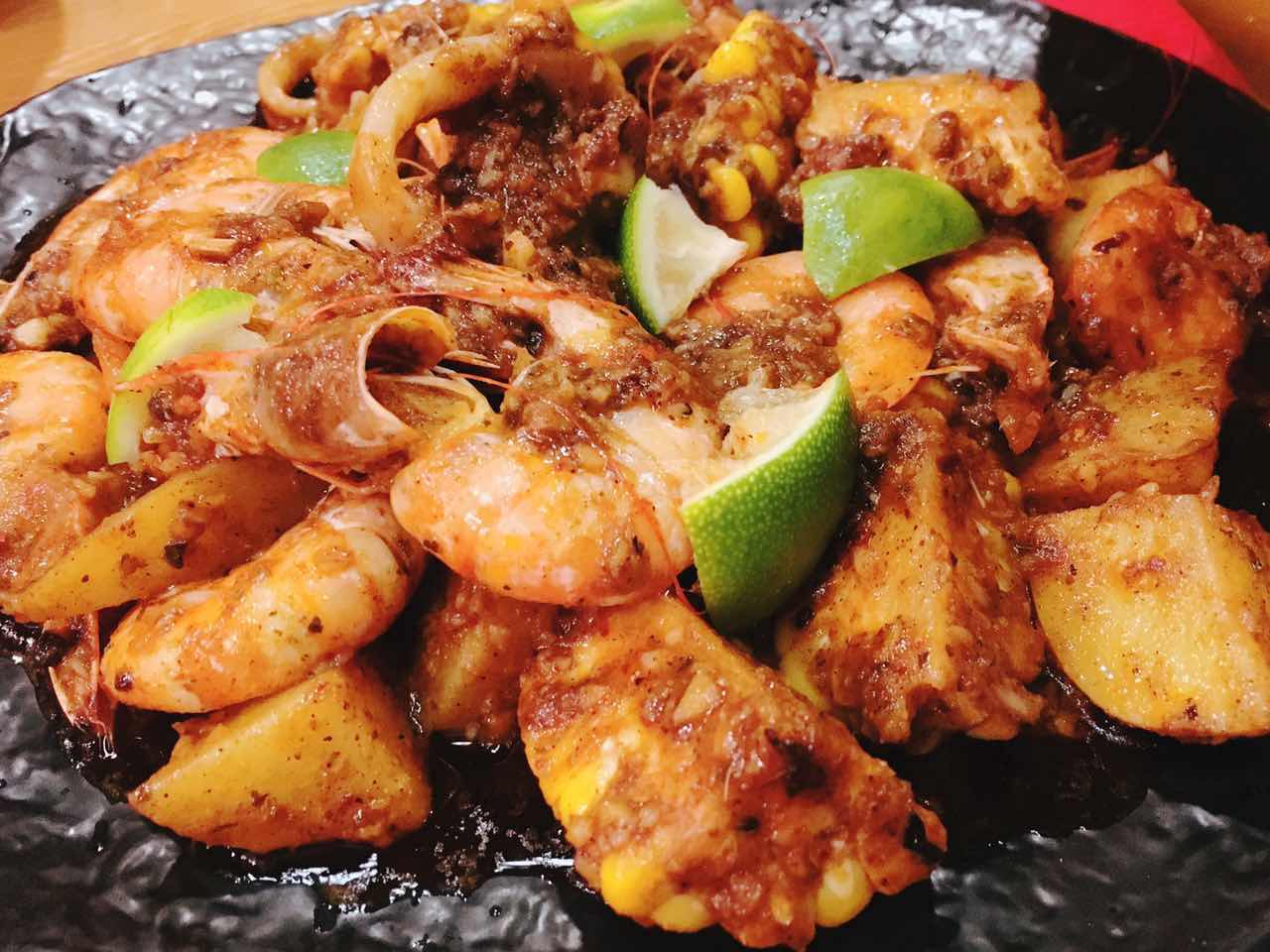 脚步丈量风情，在北京胡同里遇见嘻嘻辣串儿啤—嘻嘻辣东直门店记