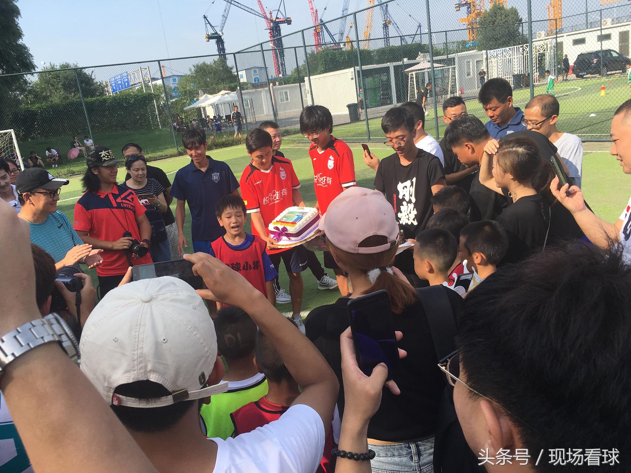 激情星期六：京鲁大战激烈精彩，足球小将厉害可爱！｜看球记