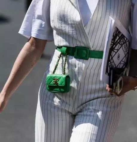 你花1000块买的包，背上却像卖菜的