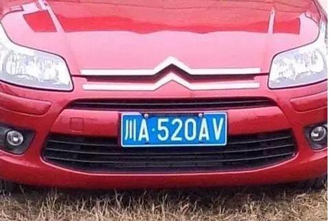 宝马车主停车被堵直接叫挪车,一辆车霸占两个公共车位