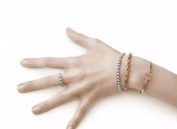 时与饰｜“手”住年华，“链”念时光：八月首饰——手链