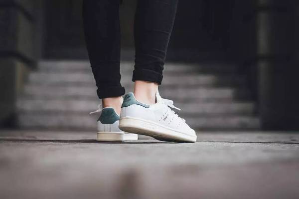 秋天入手这双高端休闲鞋无敌百搭,初秋必买的4双鞋穿10年都不过时