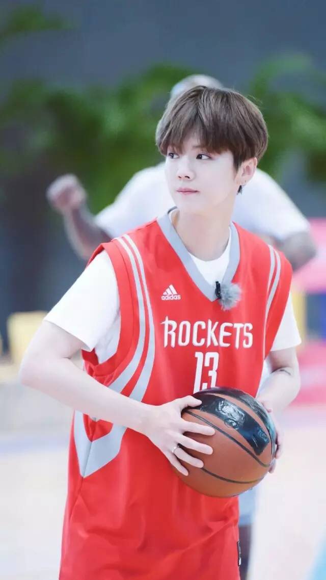 鹿晗，春风十里不如壁纸有你