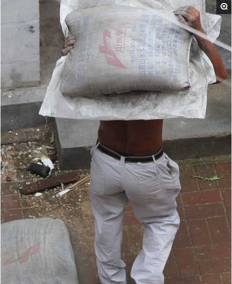 工地上农民工40度高温的真实生活,高温天气打工人的日常生活