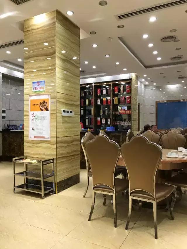 「曝光台」无视病人健康！某医院保安在大门口吸烟