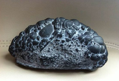 长满小疙瘩的石头,浑身起的密密麻麻的疙瘩不痒