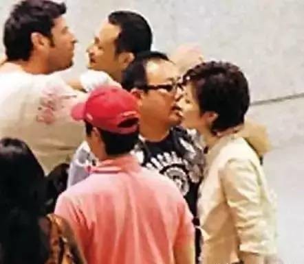 看到这样受排挤的关之琳,才知道行走江湖真的不能只能靠美貌!