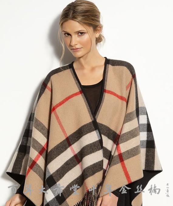 围巾围住头发,很冷围上围巾就不冷了