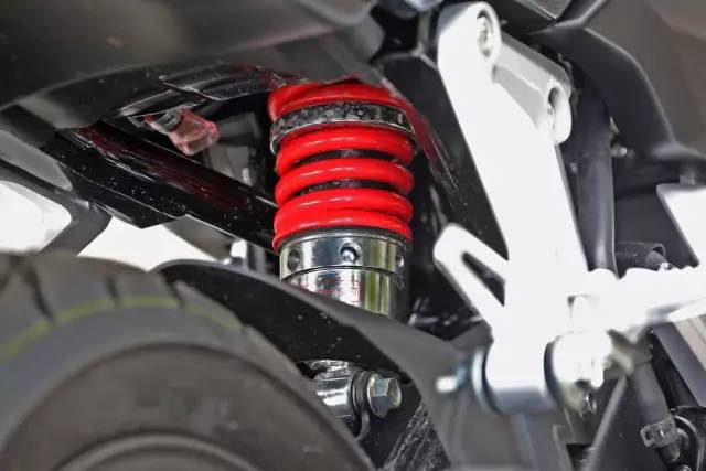 五羊本田猛鸷cb190x有时钟显示吗,猛鸷190对比新大洲本田cb190x